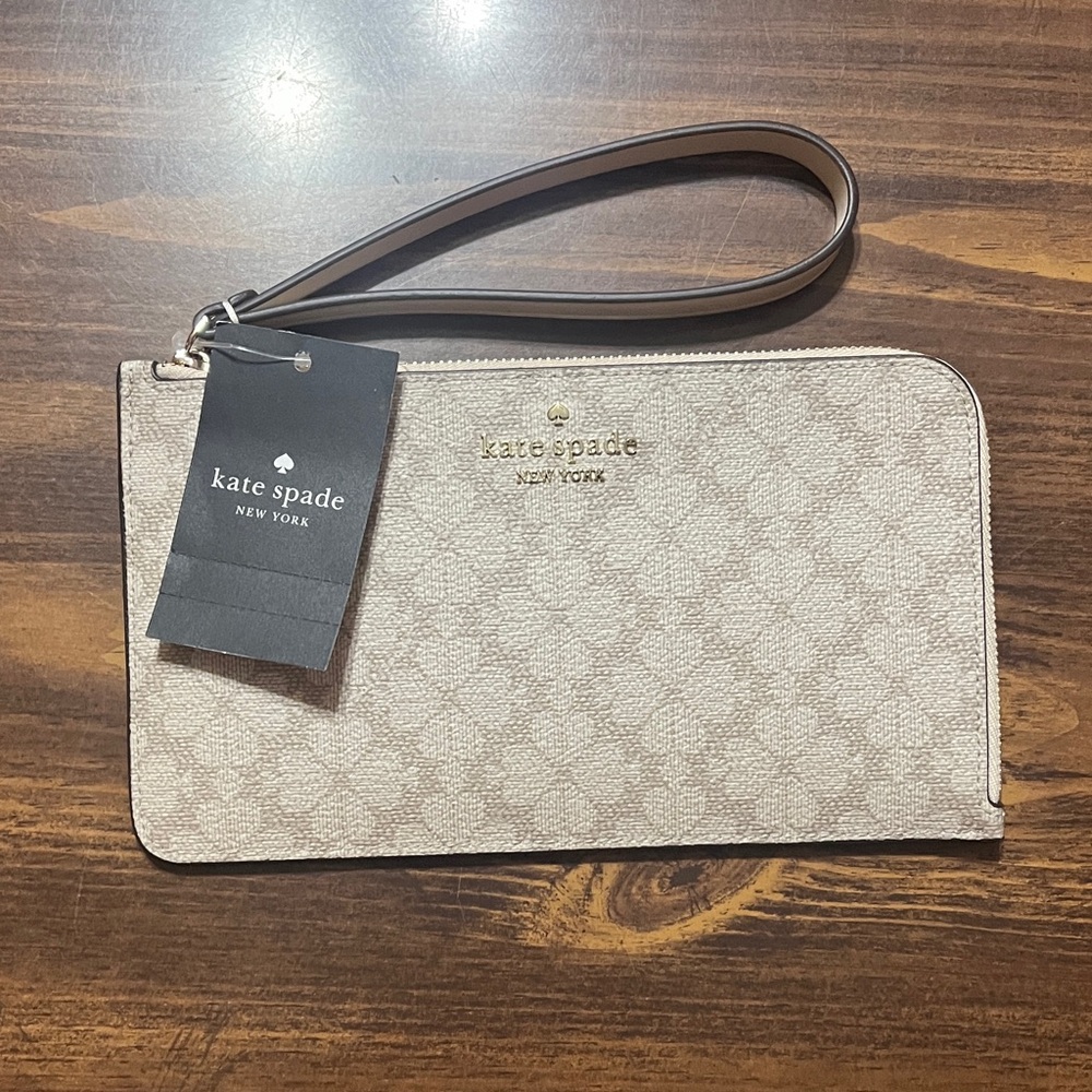 NWT Kate Spade Beige Wristlet L zip